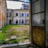 Dell�antica industria non resta quindi quasi pi� nulla. Per� il direttore tecnico del cantiere di restauro, Giacomo Pepe, nel gennaio del 2023, a lavori non ancora iniziati, � riuscito a fotografare gli interni della fabbrica...